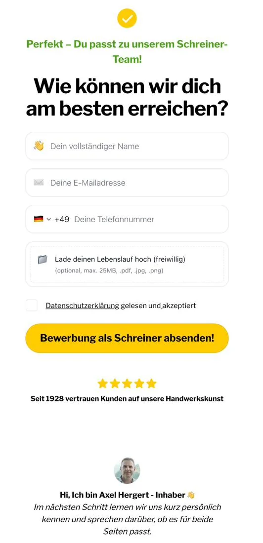 Letzter Schritt des Fragebogens am Handy: „Wie können wir dich am besten erreichen?“ mit Feldern für Name, E-Mail-Adresse und Telefonnummer, freiwilligem Lebenslauf und dem Knopf „Bewerbung als Schreiner absenden!“, darunter Axel Hergert mit Foto und einem Gruß.
